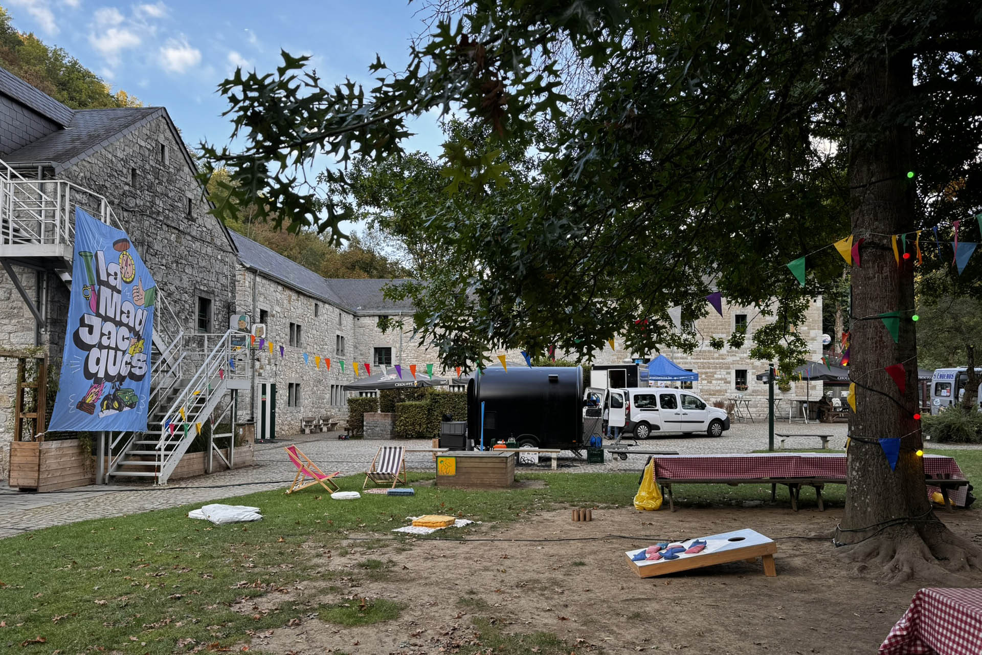 Festliches Dorf auf der Domaine de Palogne – Mad Jacques