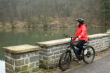 Rad- und Wandertouren - Auf den Anhöhen der Weser - Radfahrer in der Nähe des Sees