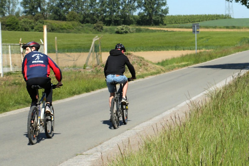 Rad- und Wandertouren - Die kleinen Dörfer der Eifel - Straße - Radfahrer