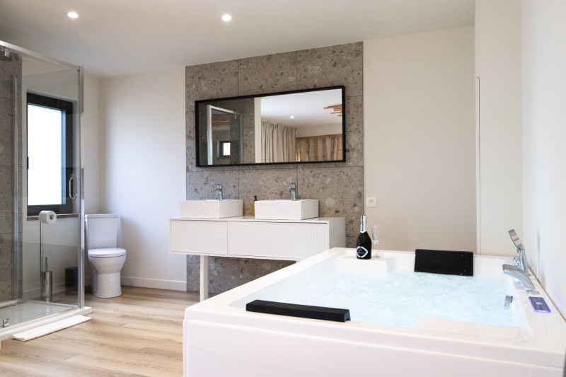 Domaine du Rondia - salle de bain avec jacuzzi