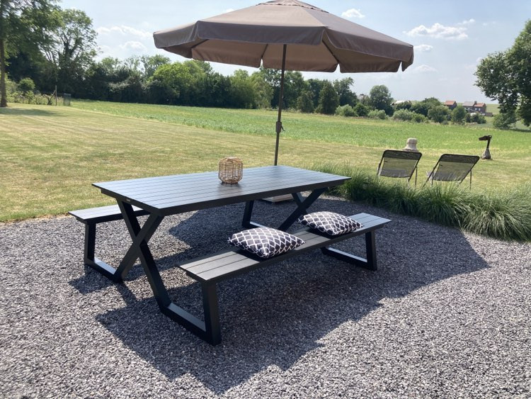 Cour 44 table jardin
