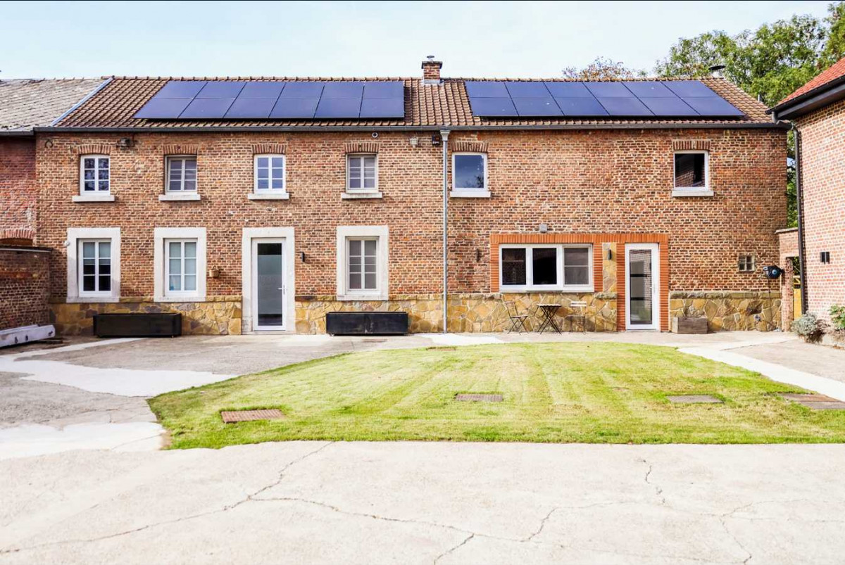 Gîte Maud Neuprez (6) - cours intérieur - © Gite de la Petite Ferme Gîte Maud Neuprez (6) - cours intérieur